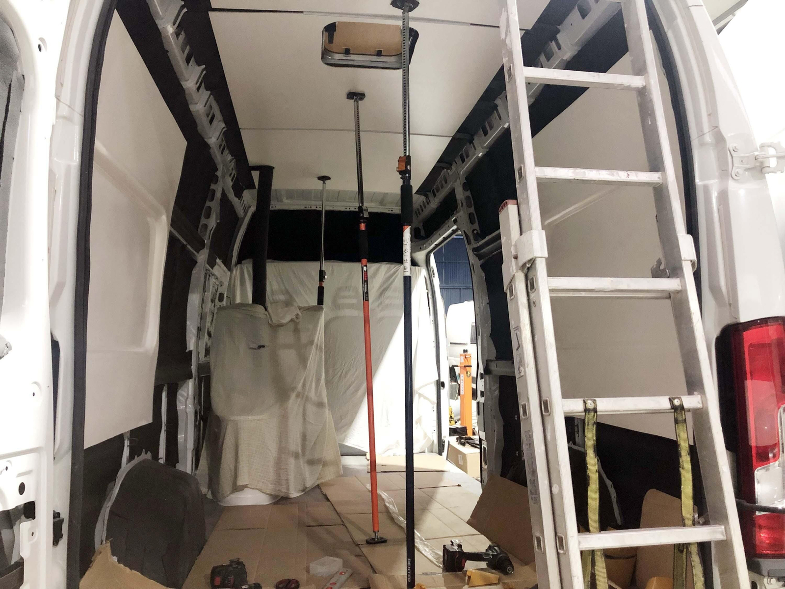 Un furgón industrial, en pleno proceso de camperización en la empresa especializada Etnikamper (Cartaya)