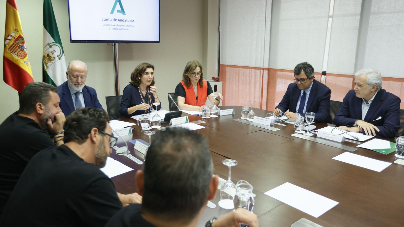 Rocío Blanco, consejera de Empleo, junto a los representantes de Acerinox y de los sindicatos. Rocío Blanco, consejera de Empleo, junto a los representantes de Acerinox y de los sindicatos.