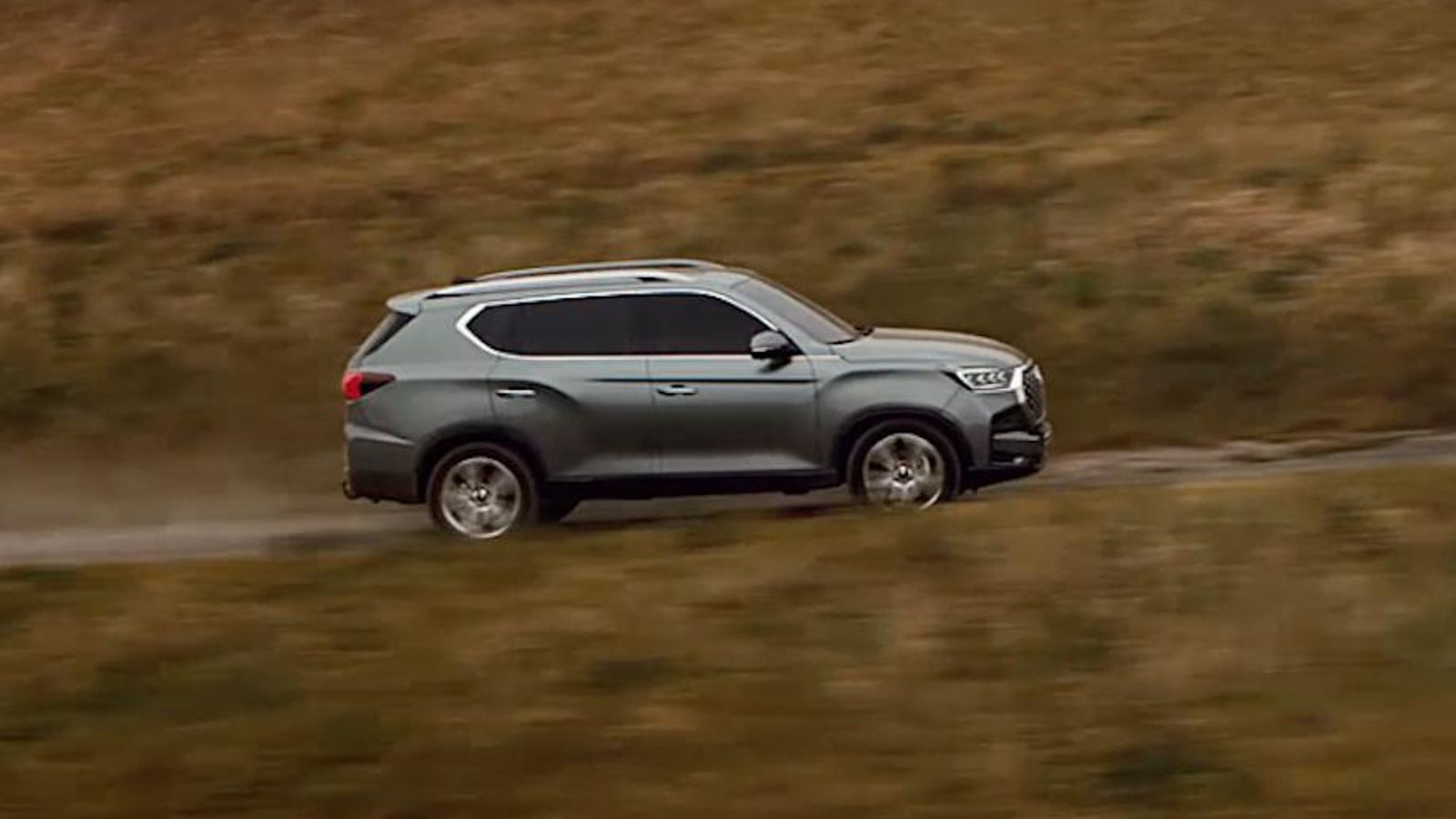 Frente a los SUV, el Rexton tiene de su lado una mejor aptitud en conducción por campo, donde sus limitaciones son menores.