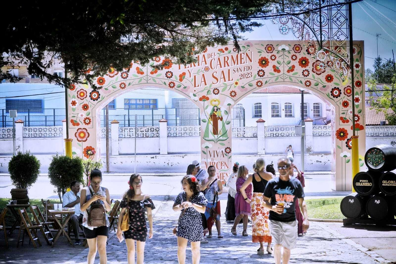 Búscate en las imágenes del Día de la Mujer de la Feria del Carmen de San Fernando