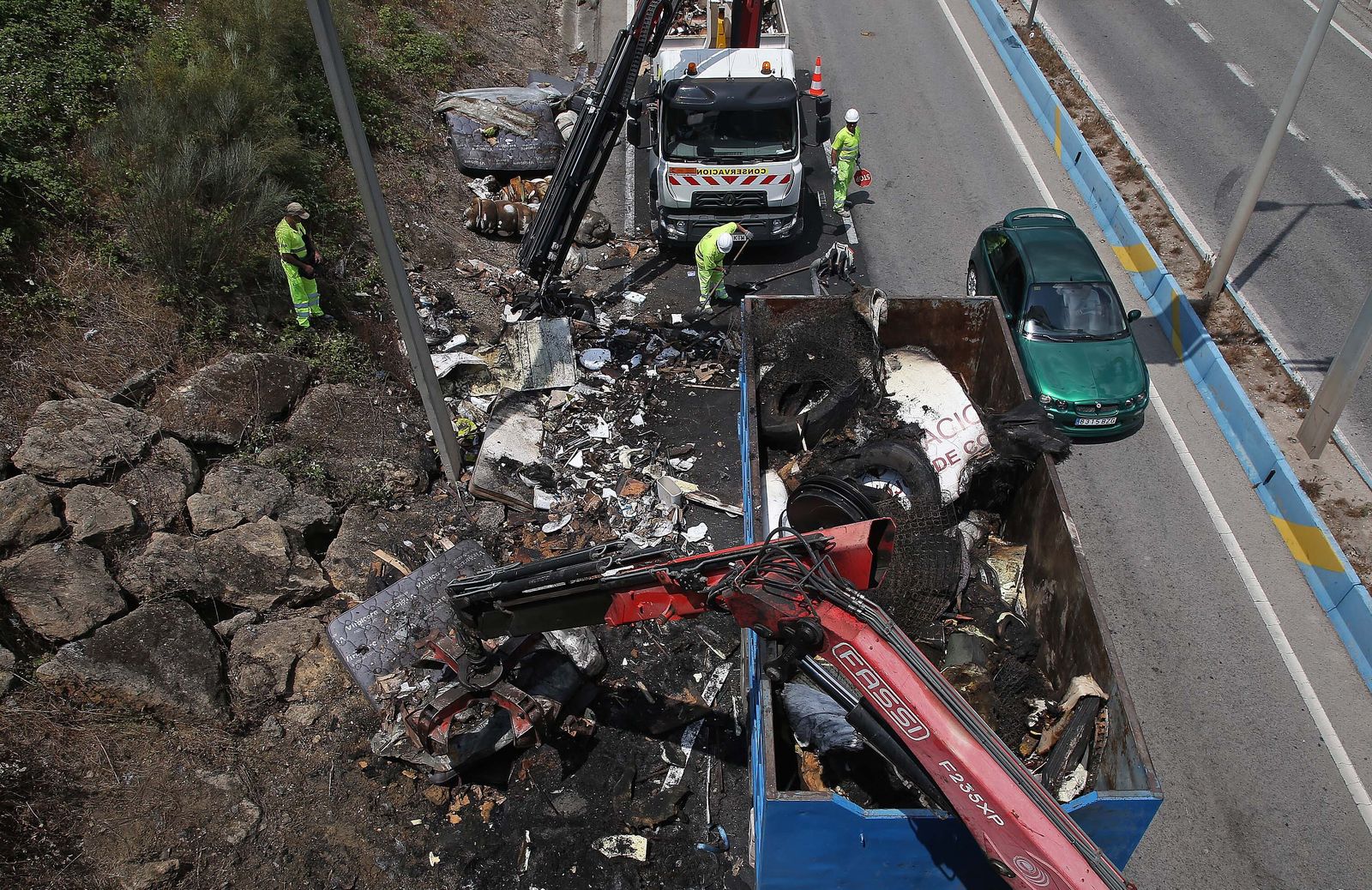 Fotos de la retirada de la carga del camión incendiado en el acceso norte de Algeciras