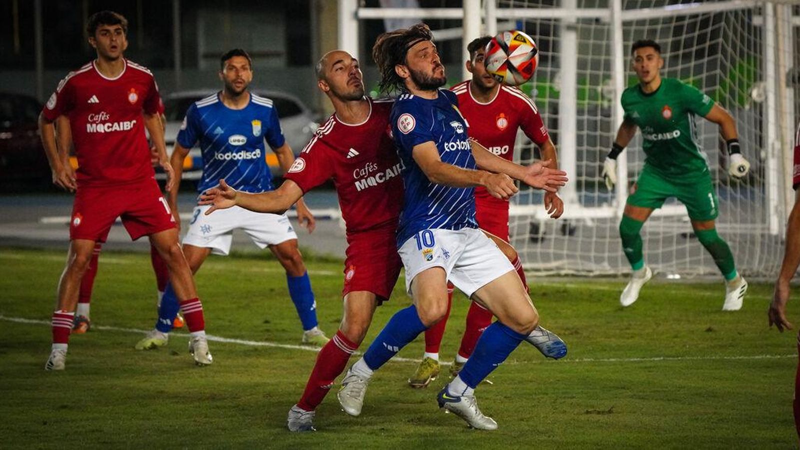Migue García fue titular tras su lesión y aguantó todo el partido.