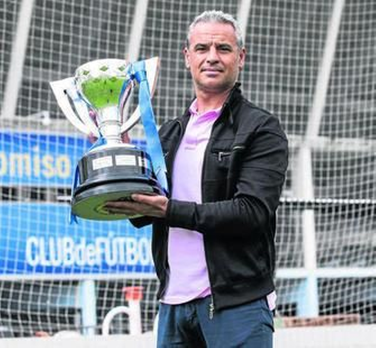 Sergio Pellicer posa con la Copa de Campeones juvenil.