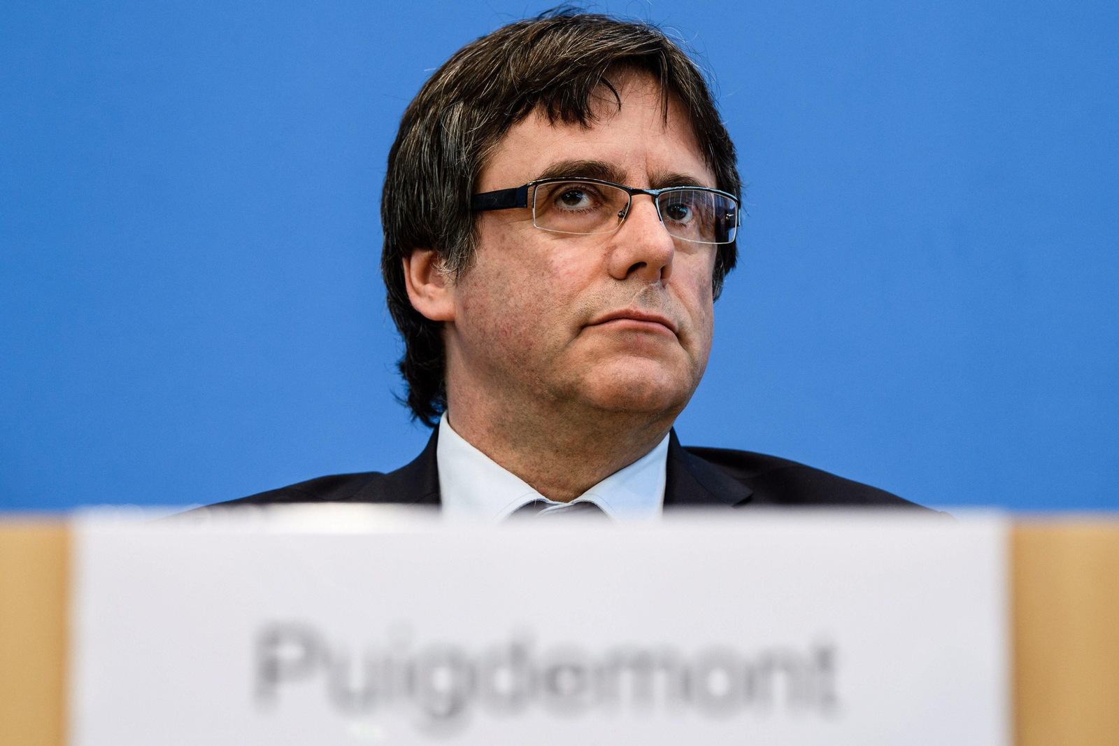 Carles Puigdemont, con gesto serio en la rueda de prensa.