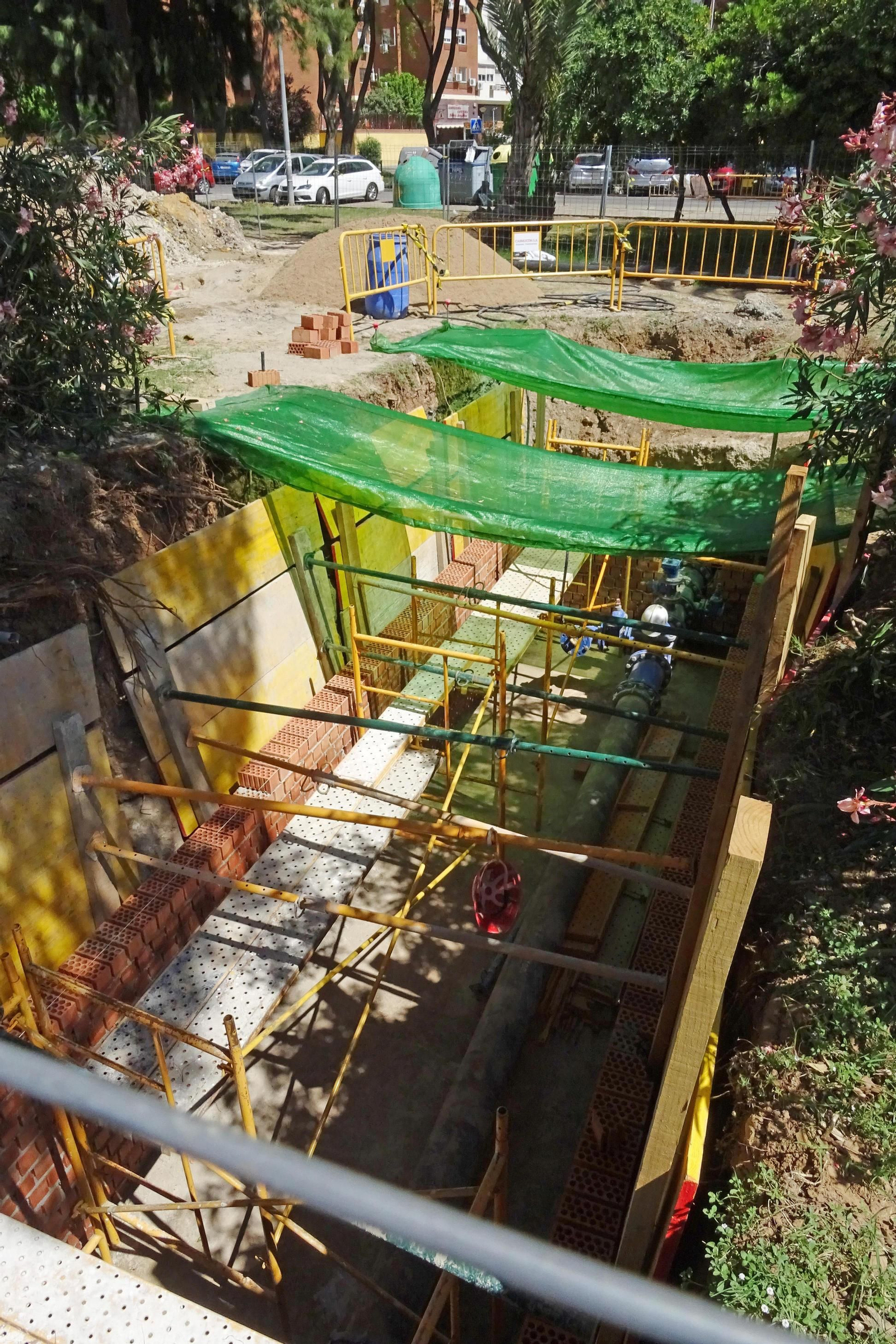 Vista de la obra de reparación adjudicada por Emasesa en la zona donde se localizó el socavón.