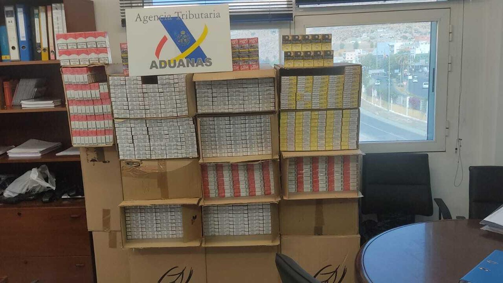 Las cajas de tabaco intervenidas en las dependencias de Vigilancia Aduanera