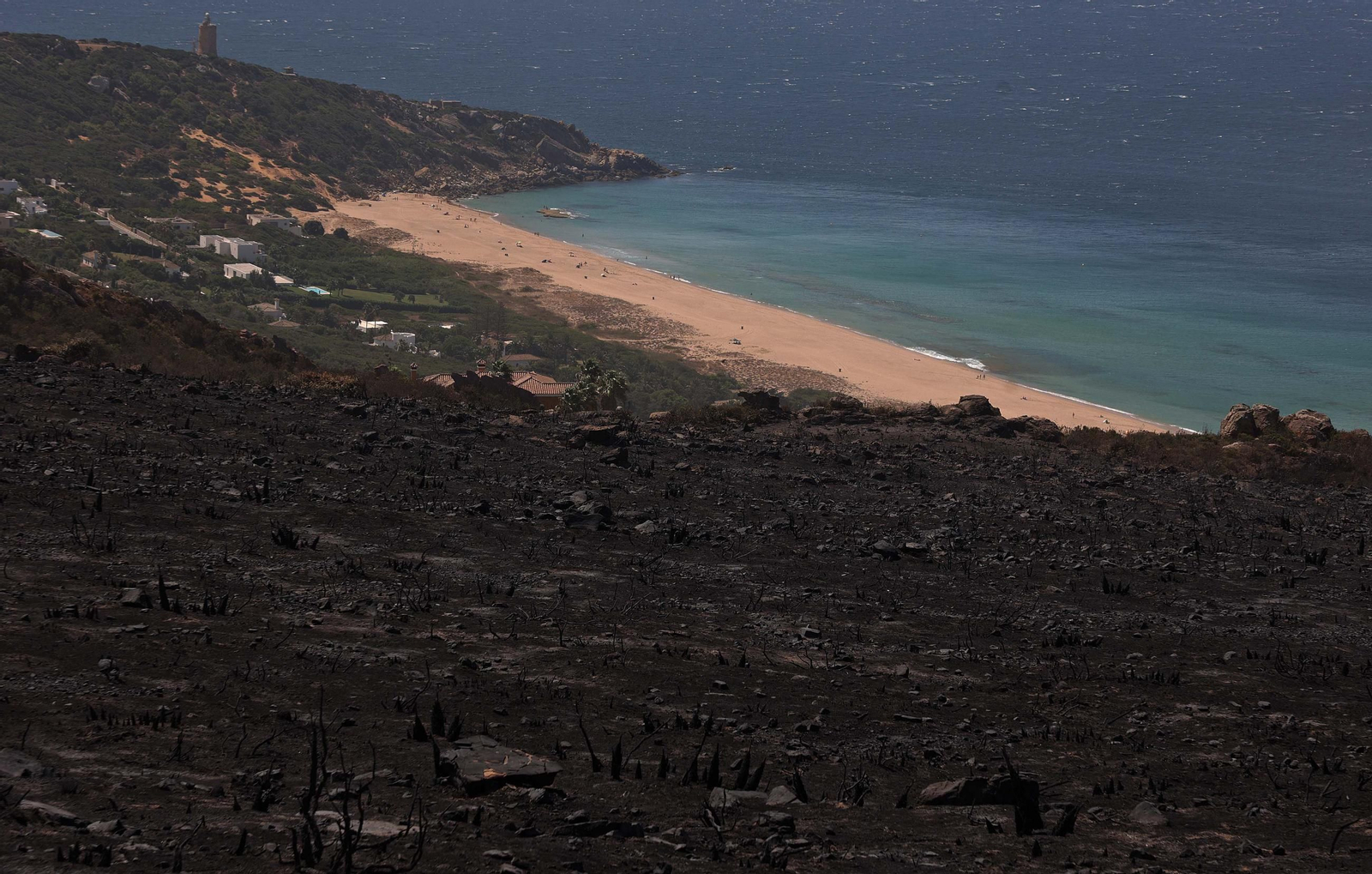 Así han quedado Atlanterra y Zahara de los Atunes tras el incendio forestal en la Sierra de la Plata de Tarifa