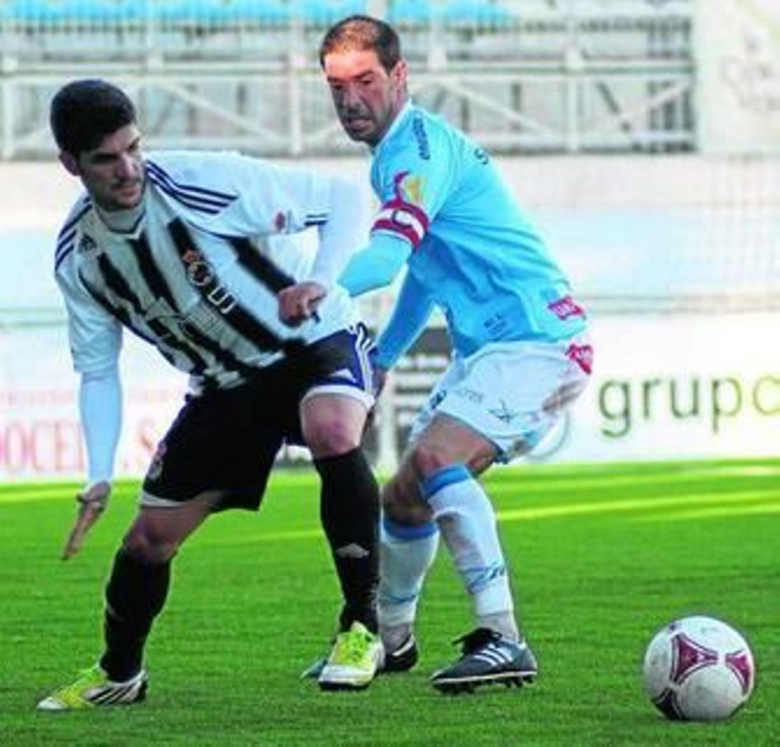 Rubén Cuesta protege el balón ante la presencia de Sarmiento.
