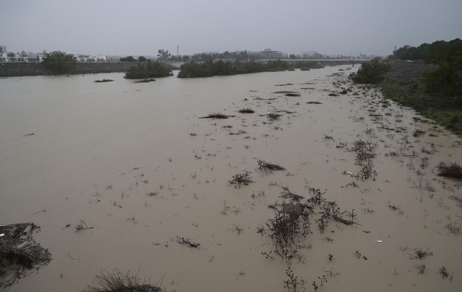 Las imágenes de la crecida del río Guadaíra a su paso por Sevilla