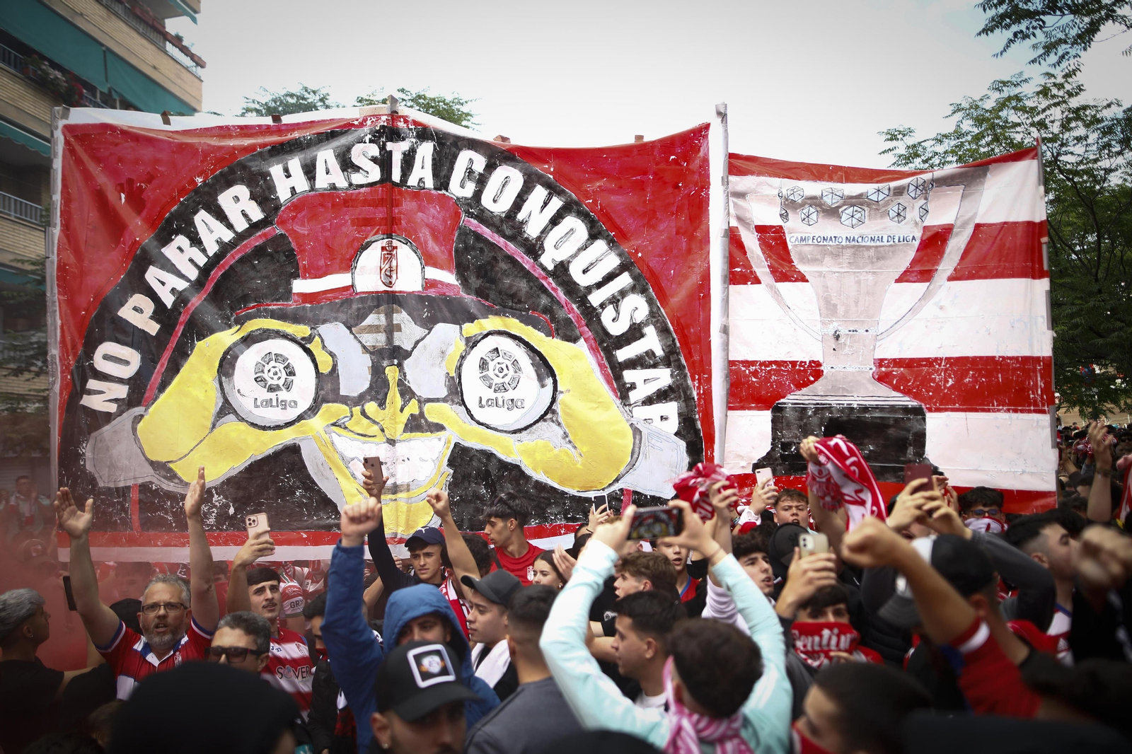 Así fue el recibimiento al Granada CF por su afición