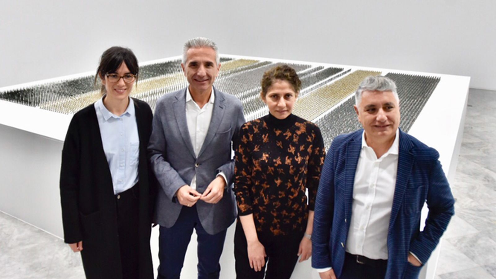 Ala Younis, en el centro de la imagen, flanqueda por el consejero de Cultura, a la izquierda, y el director del CAAC.