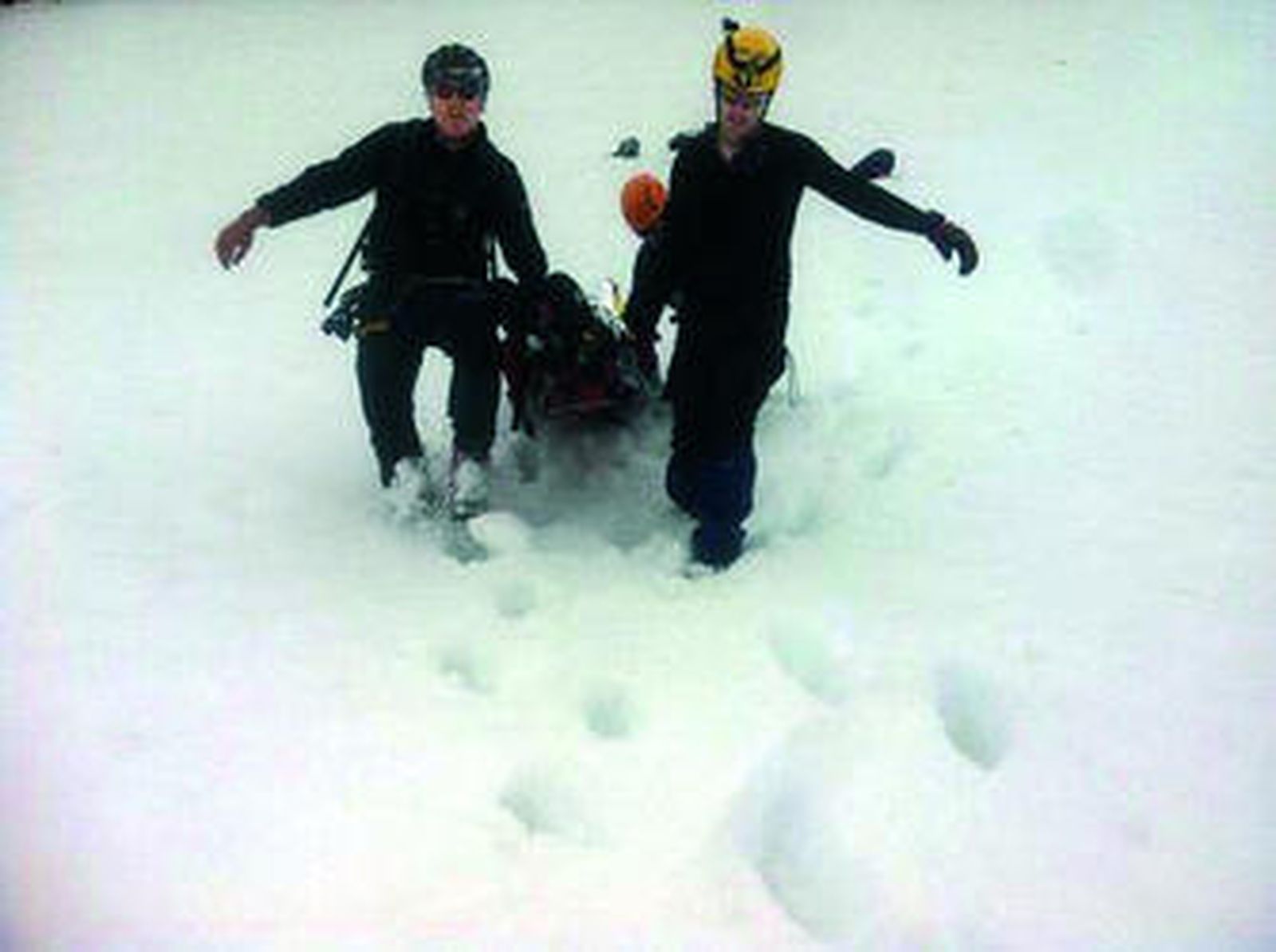 Agentes del Sereim evacúan al herido.