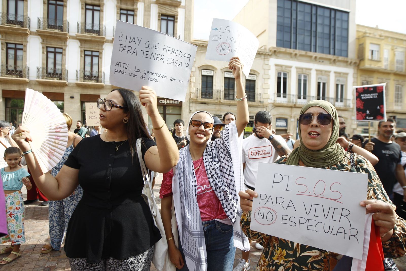 Manifestación en Almería por el derecho a la vivienda, en imágenes