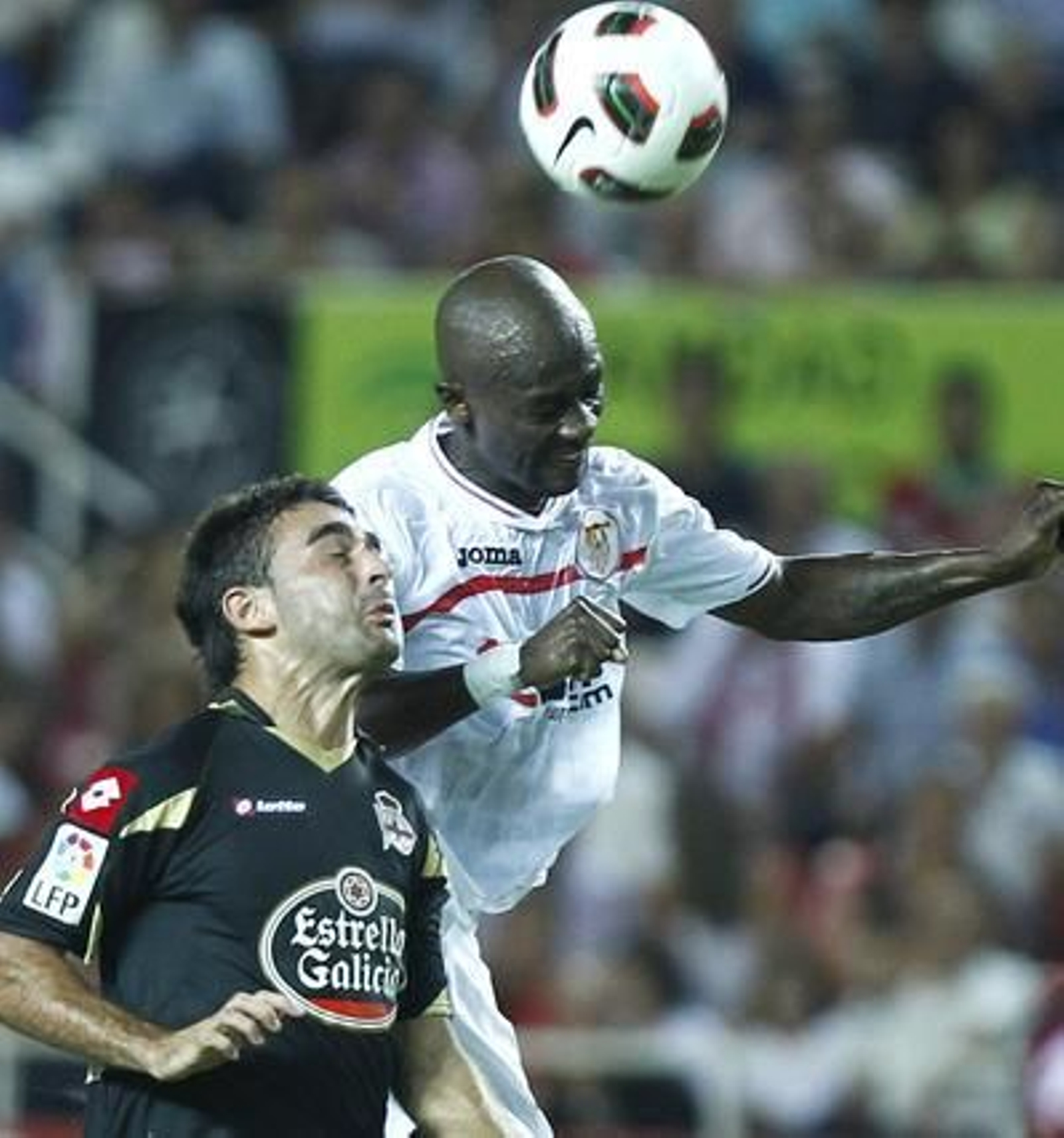 El Sevilla no puede superar al Deportivo de la Couruña en el Sánchez Pizjuán. / Antonio Pizarro