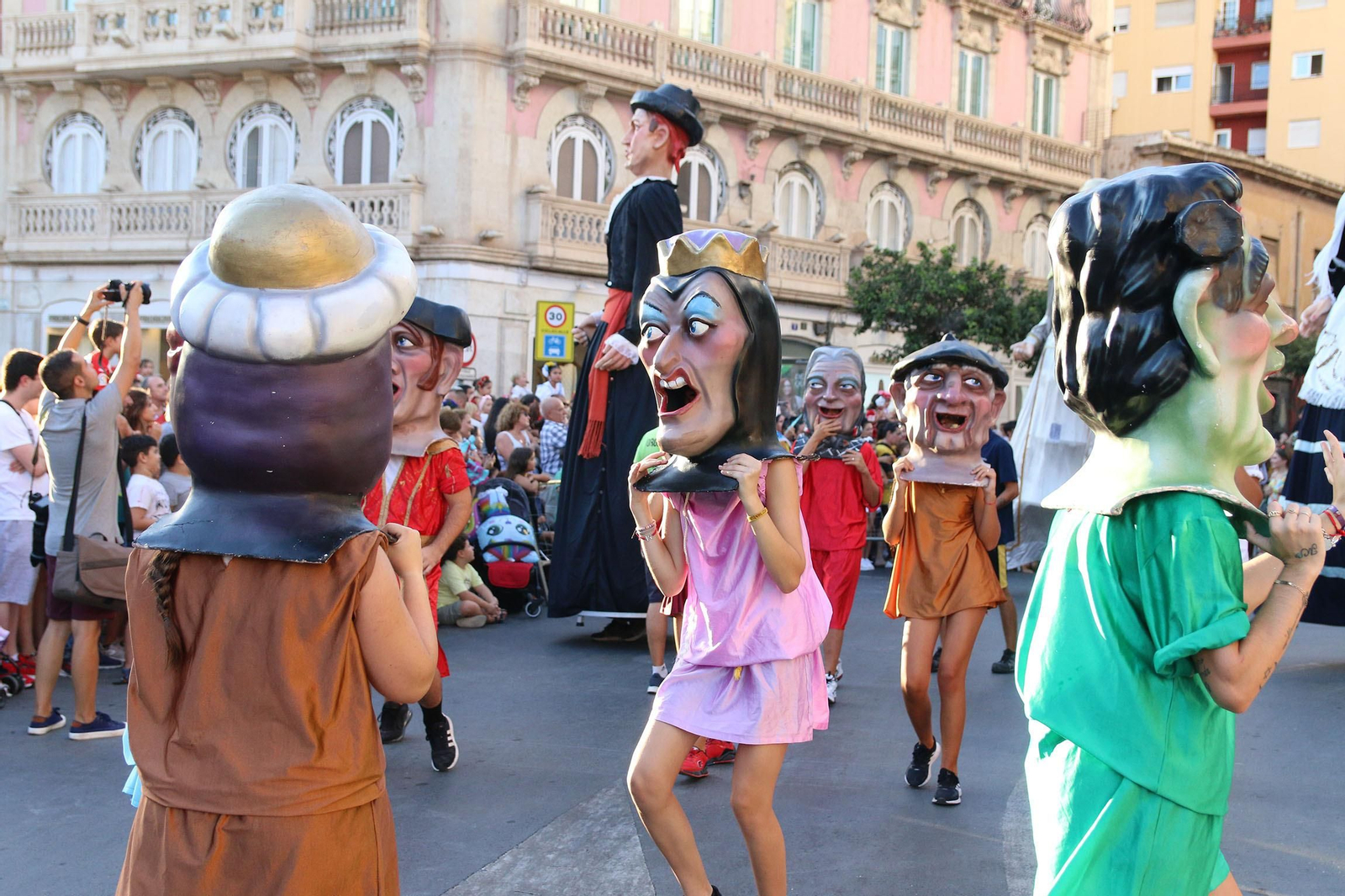 La Batalla de las Flores ha regresado inundando Almería de claveles