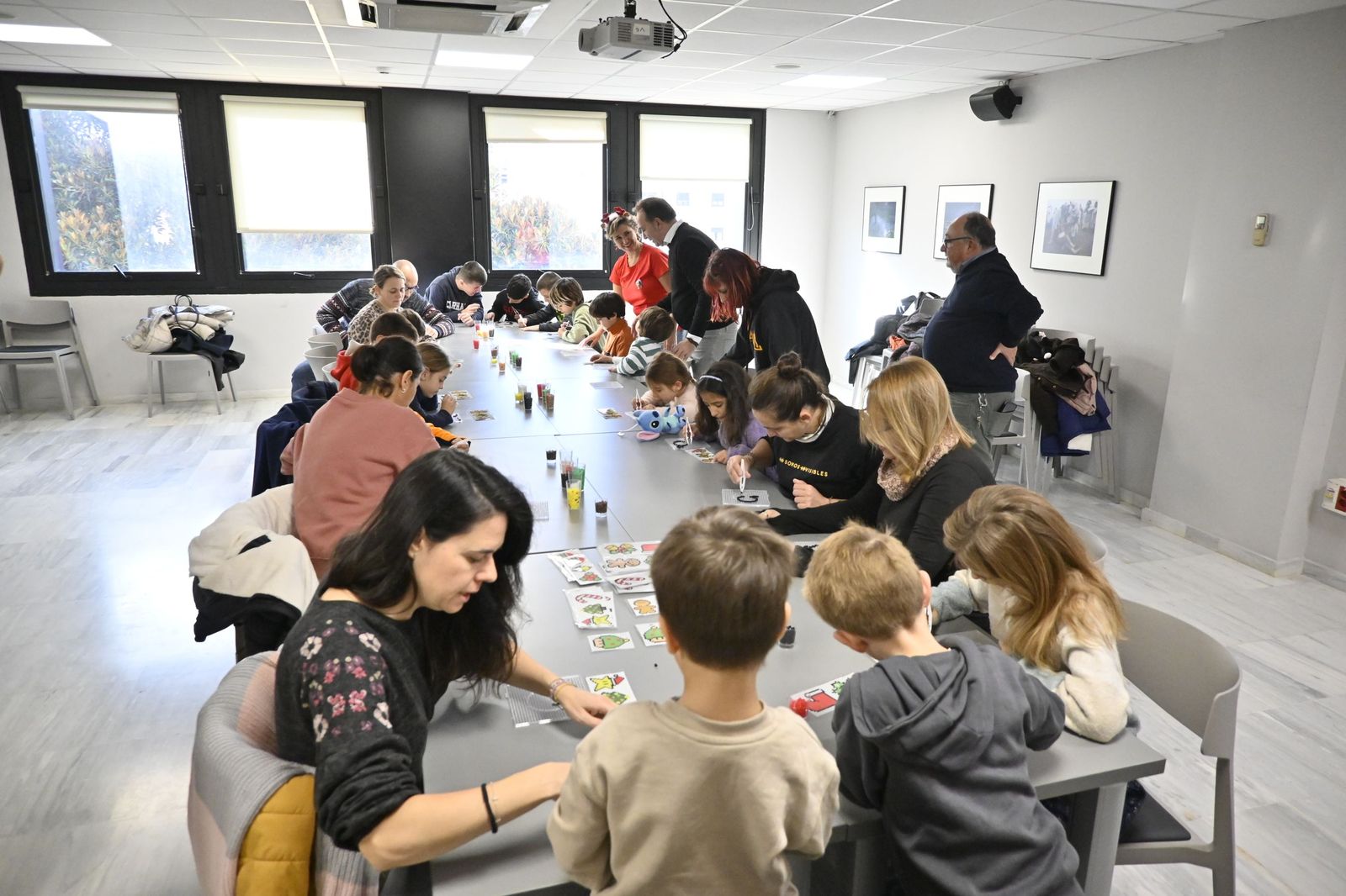 Las fotografías del taller que ofrece la Fundación Cajasol más espectáculo variado con Triky Trake