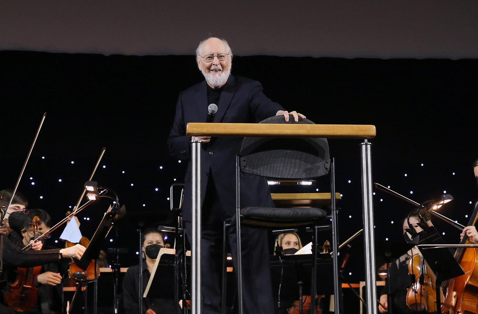 John Williams dirige a la orquesta en el evento de Indiana Jones en la Star Wars Celebration John Williams dirige a la orquesta en el evento de Indiana Jones en la Star Wars Celebration