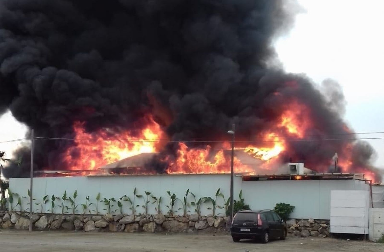 Un incendio afecta a un chiringuito en el paseo marítimo de Torre del Mar.