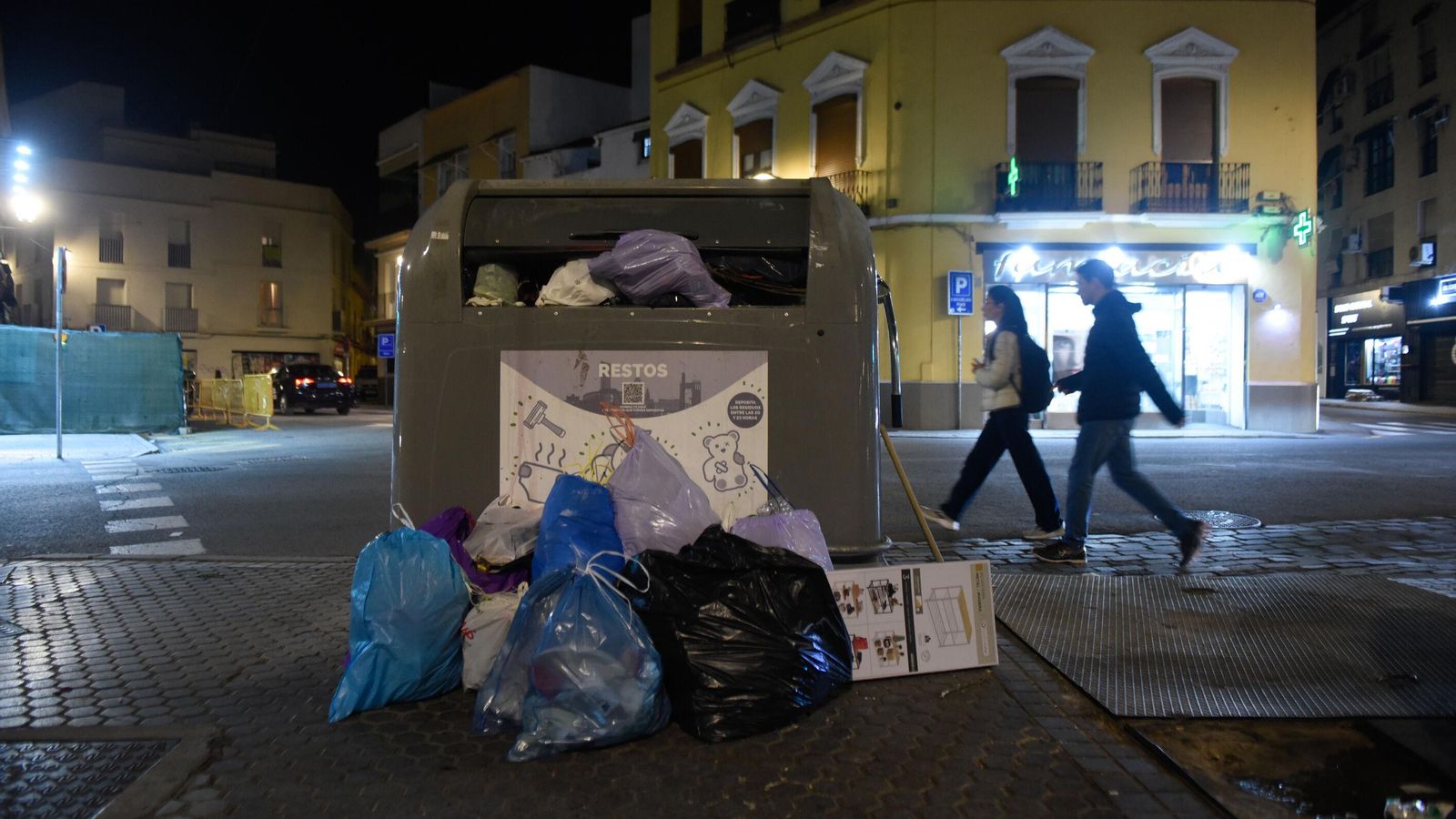 Un contenedor fijo repleto antes de recogerse.