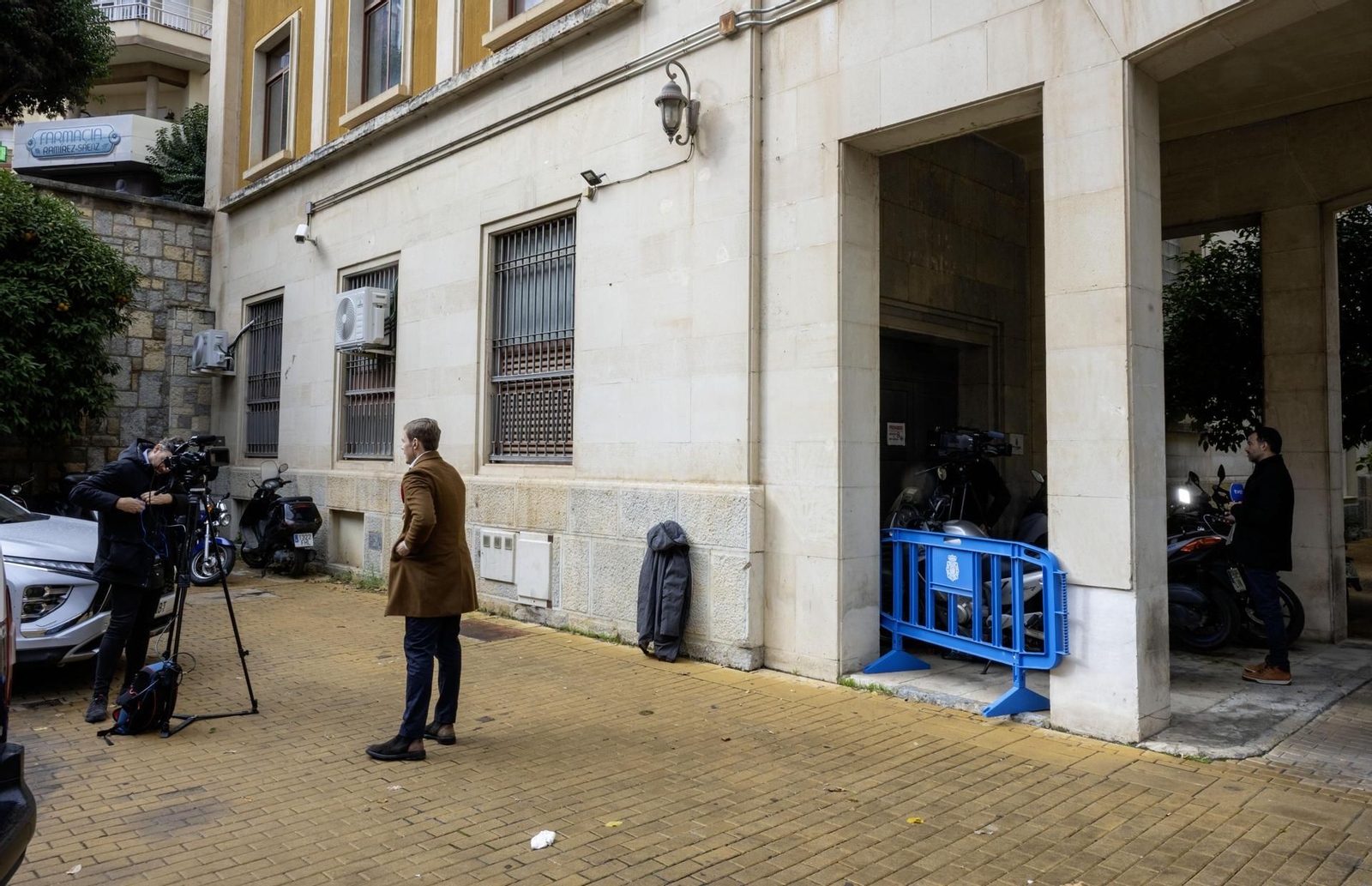 Medios de comunicación a las puertas de la Comisaría de Jaén.