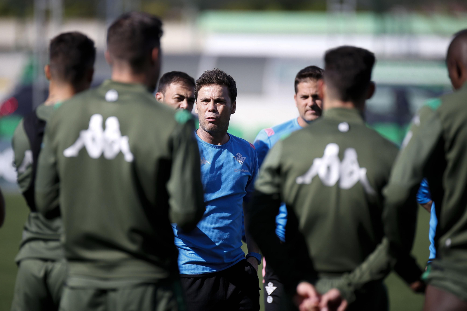 Rubi dialoga con sus jugadores en un entrenamiento.