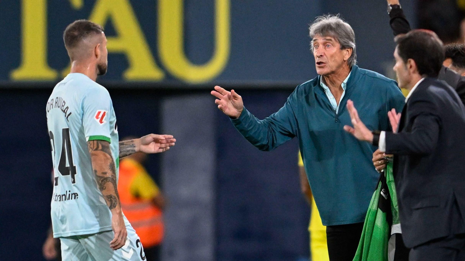 Pellegrini da instrucciones a Ruibal en La Cerámica.