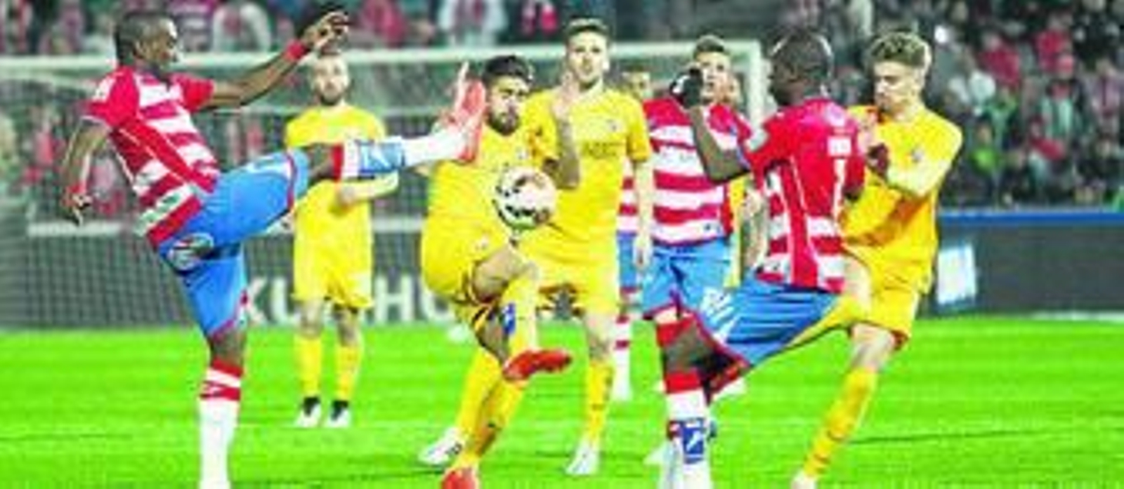 Balón dividido, con Camacho al fondo.