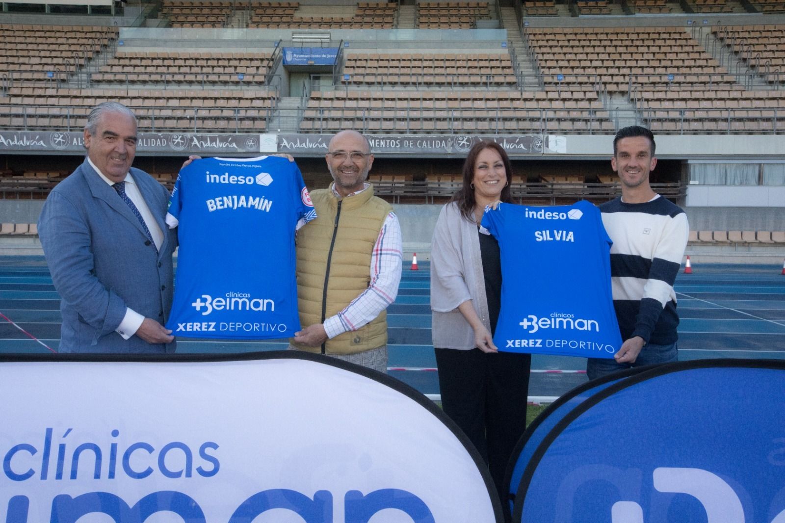 Ignacio de la Calle, presidente del Xerez DFC, junto a Benjamín Ruiz, Silvia del Ojo y Bello.
