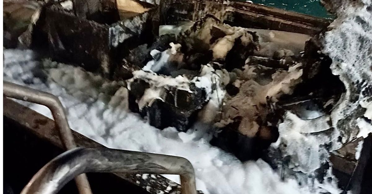 Un hombre, afectado por inhalación de humo en el incendio de un barco ...