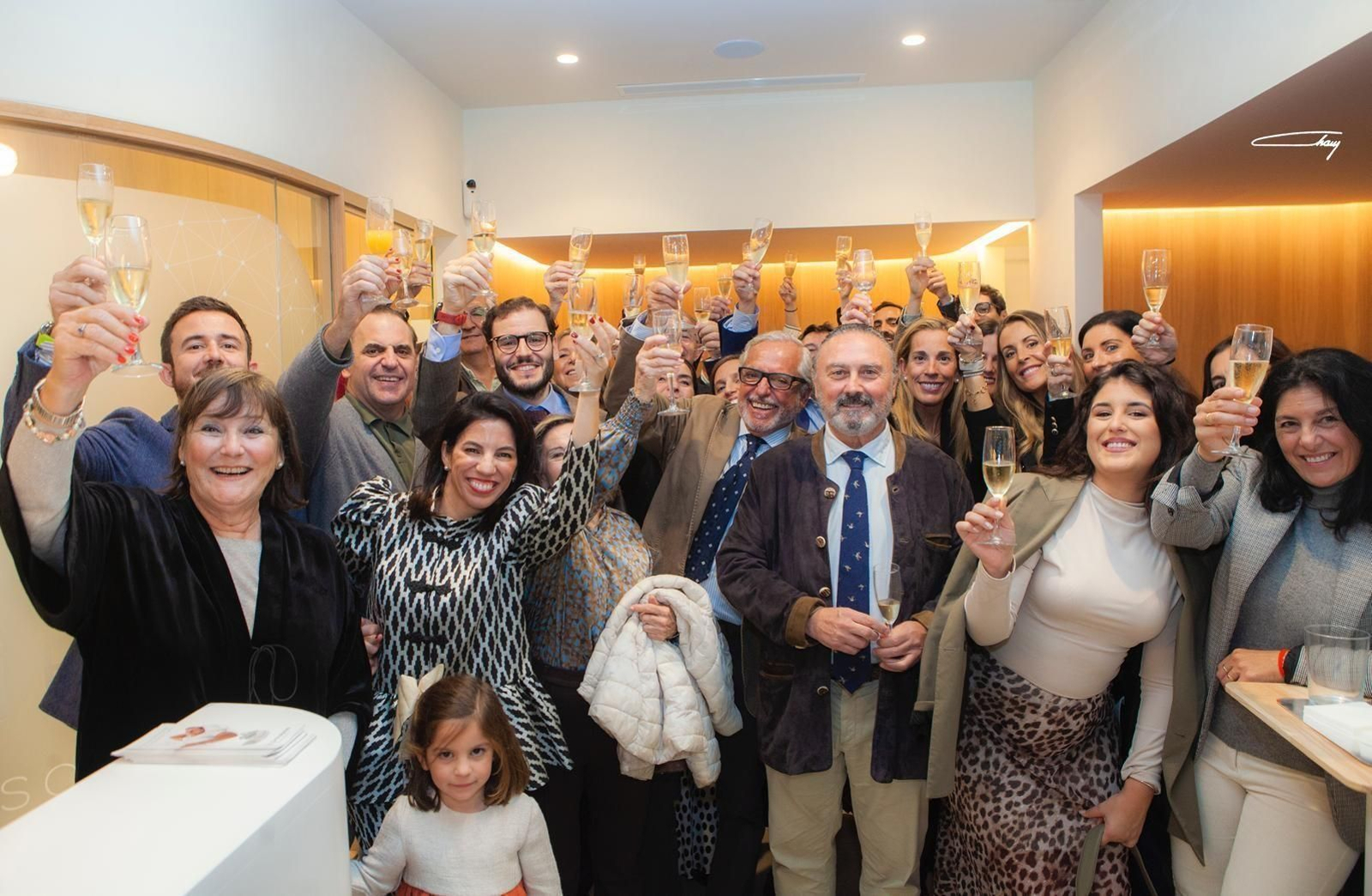 El doctor Marcos Barón Guzmán con un grupo de familiares y profesionales durante el brindis en la inauguración de las nuevas instalaciones de la Clínica Dental.