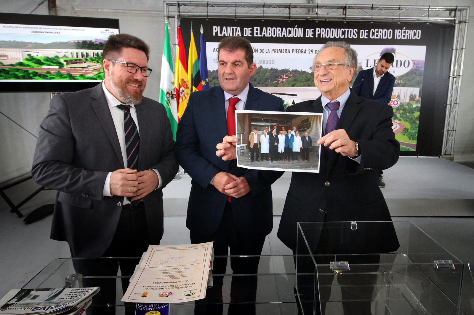 Imágenes de la colocación de la primera piedra de la planta de ElPozo en Jabugo.
