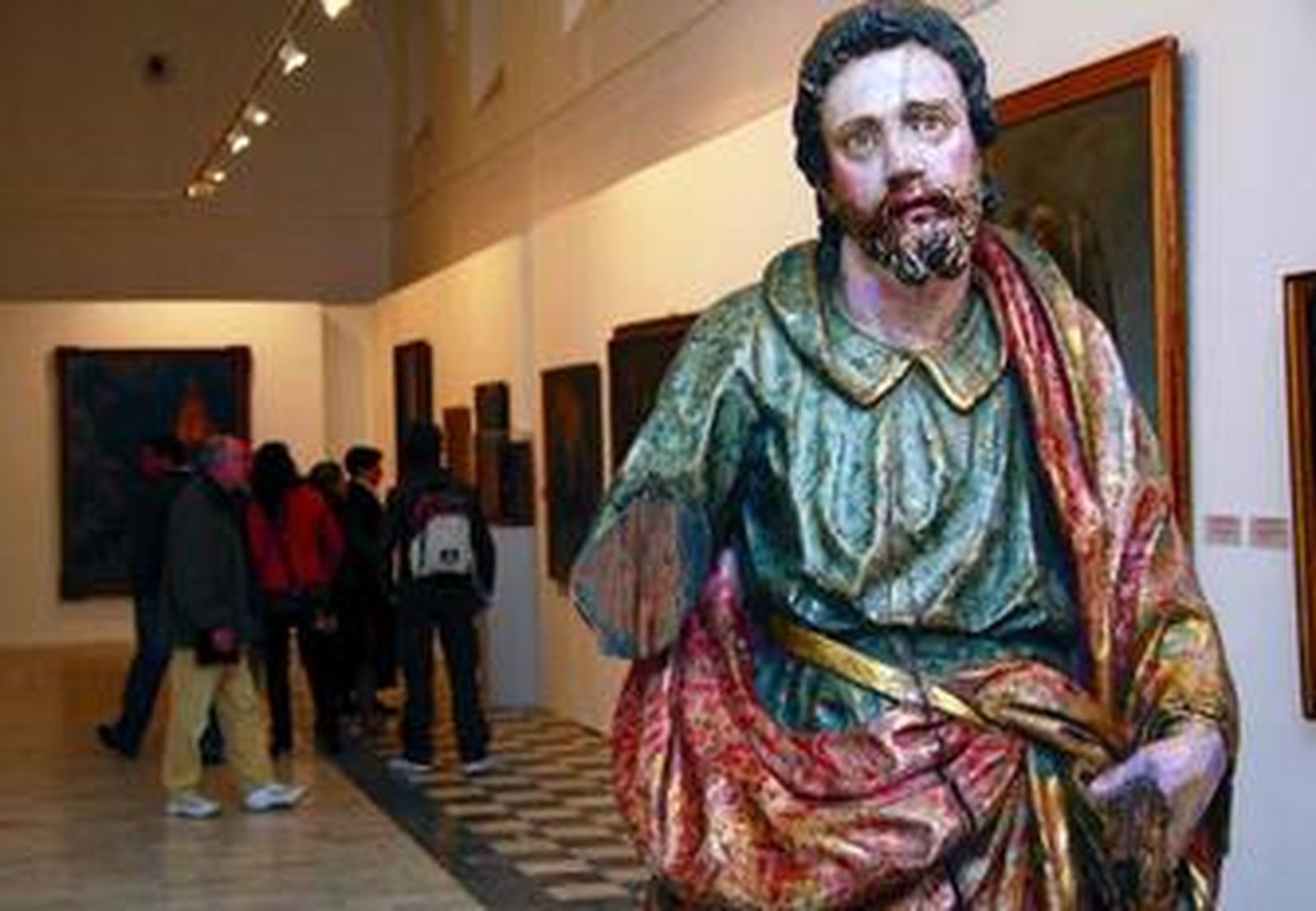 Una escultura de 'San Pablo' del granadino Pablo de Rojas es una de las obras que recoge la muestra.