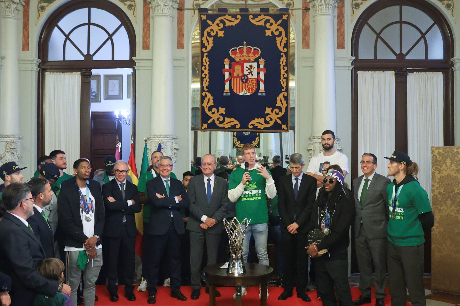 El Unicaja celebra en las calles de Málaga el título de la BCL