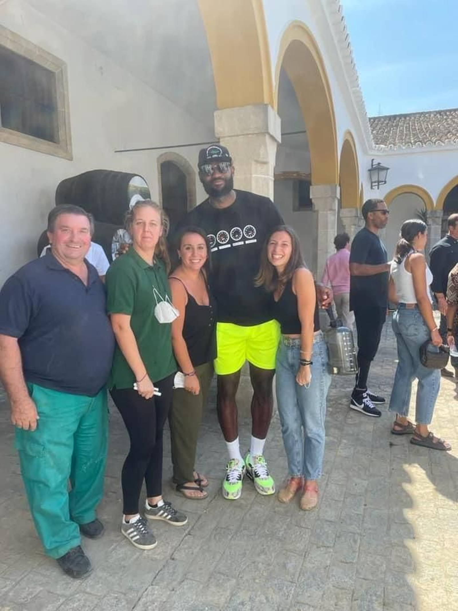 ¿Lebron James en Jerez? La estrella de la NBA visita la bodega Díez Mérito