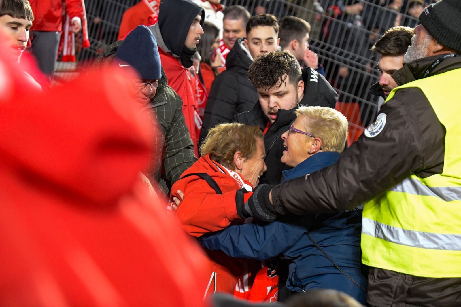 Las imágenes de la caída de la valla en el Granada CF - Málaga CF