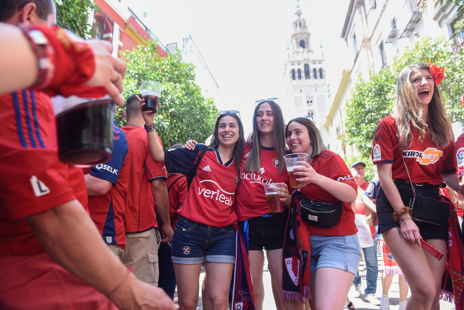Búscate en la galería gráfica de las aficiones de Osasuna y Real Madrid en Sevilla
