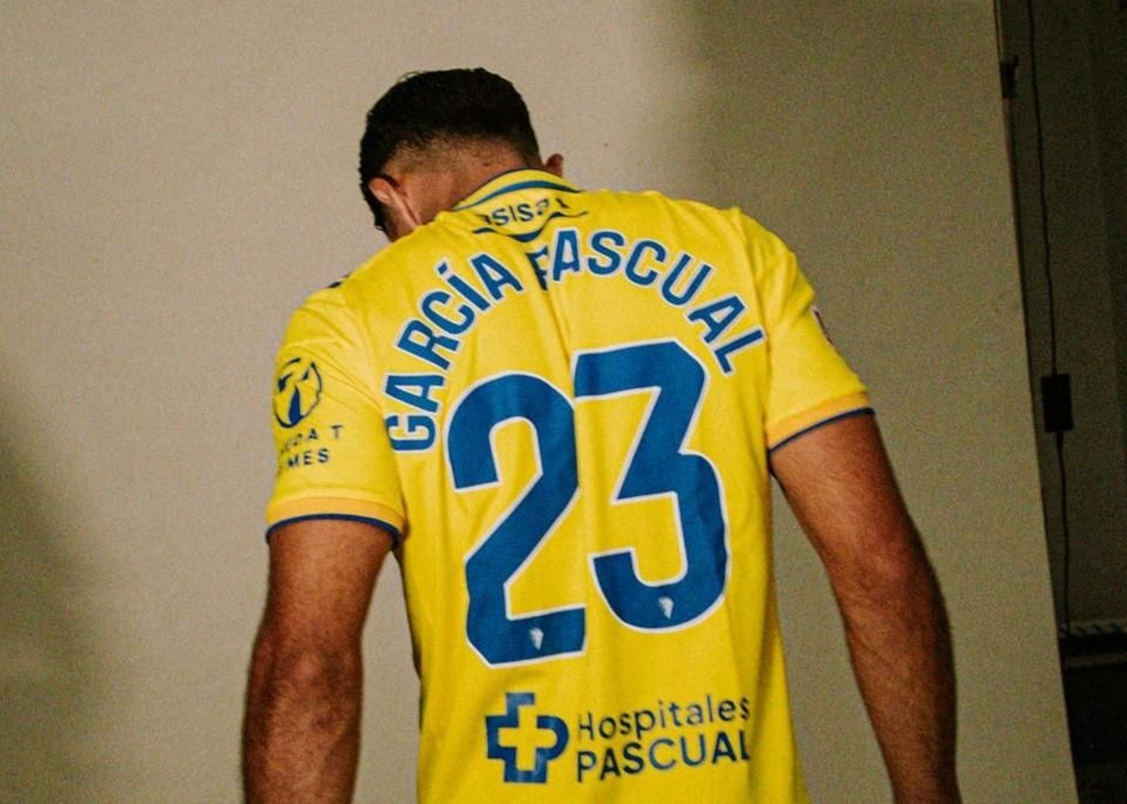 Álvaro Garcás Pascual luce el 23.