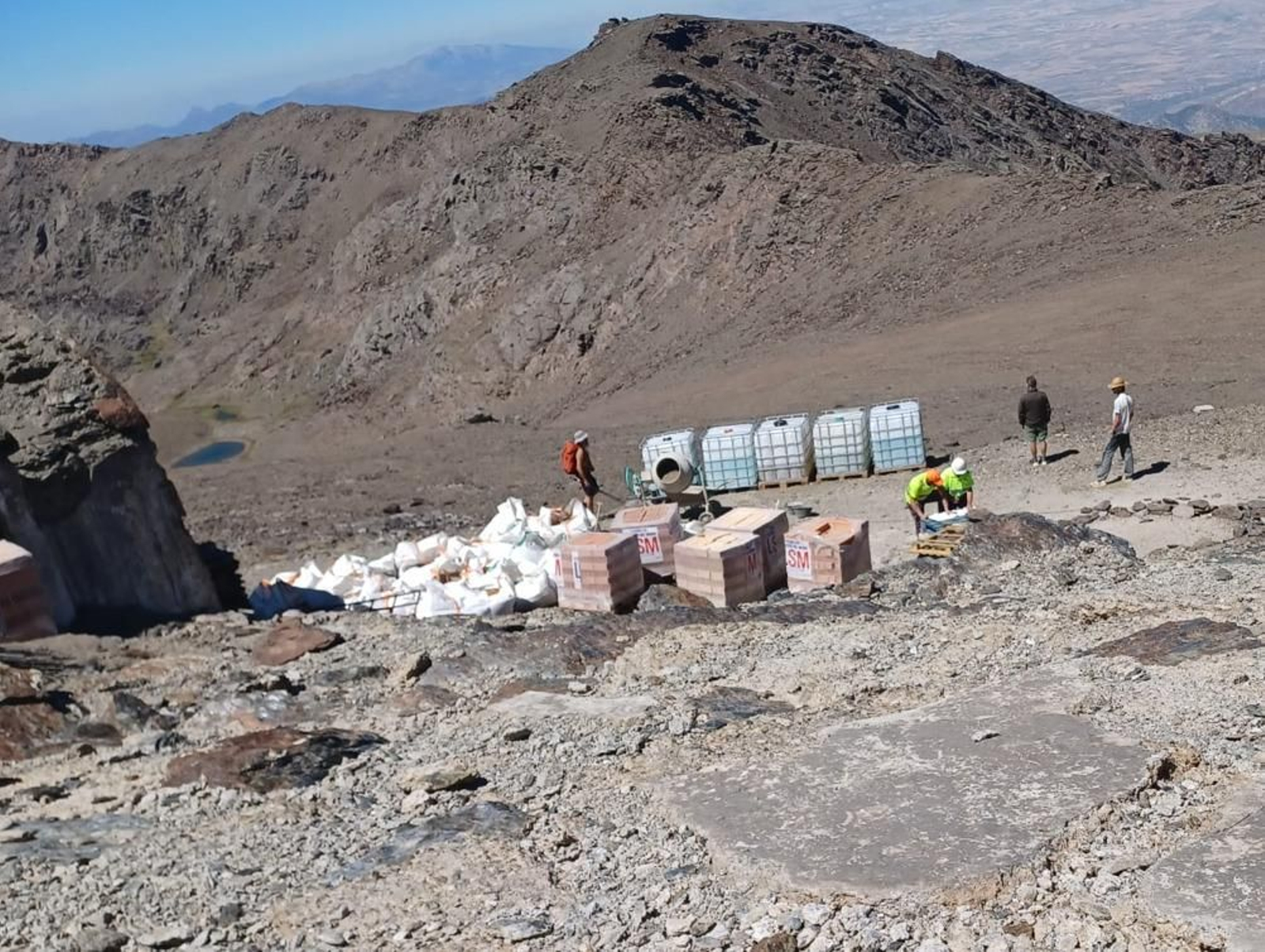 Obreros trabajando en las obras de restauración del llamado Refugio de Elorrieta