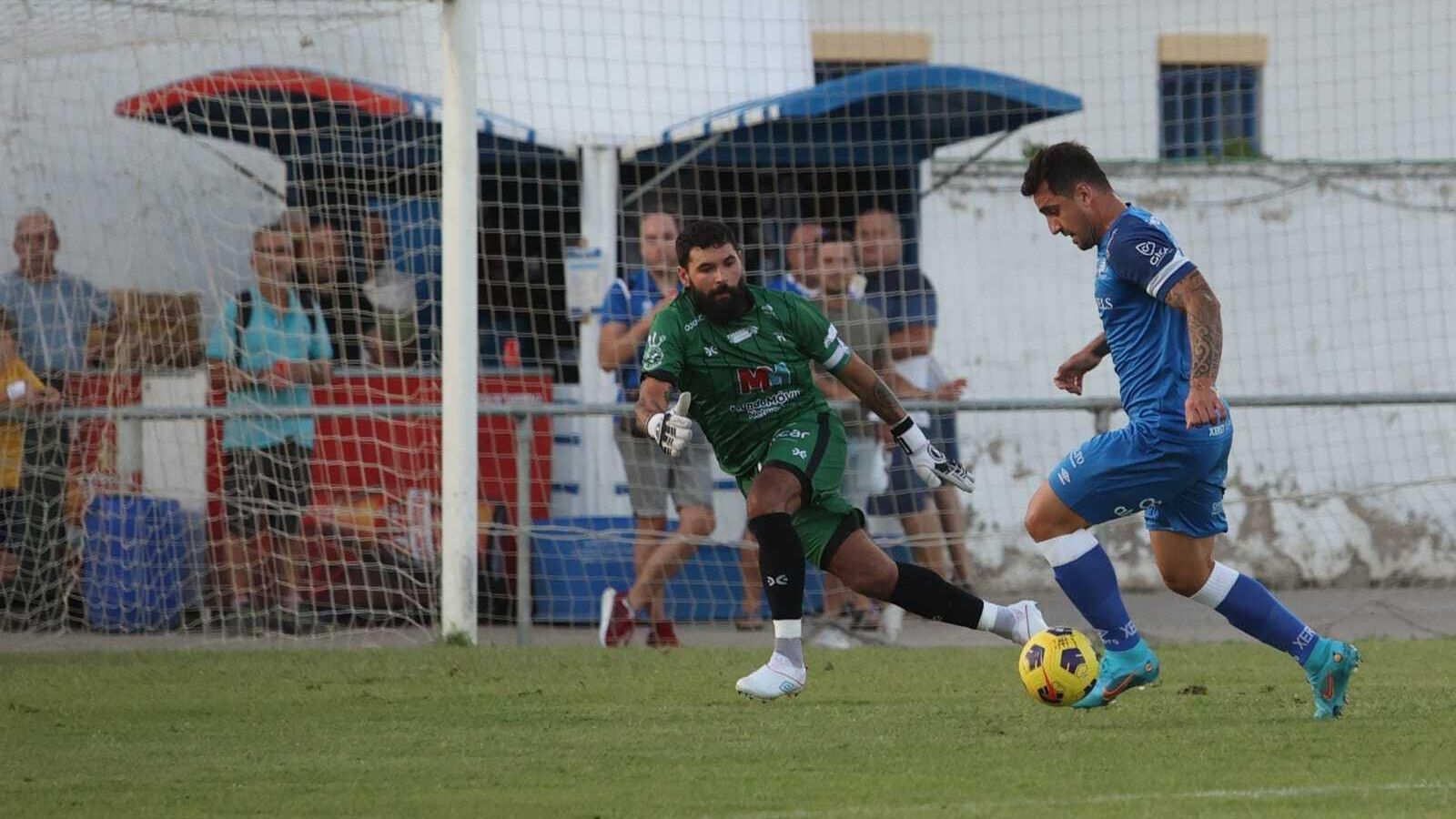 Edu Salles regatea a Lebrón para hacer el 0-1.