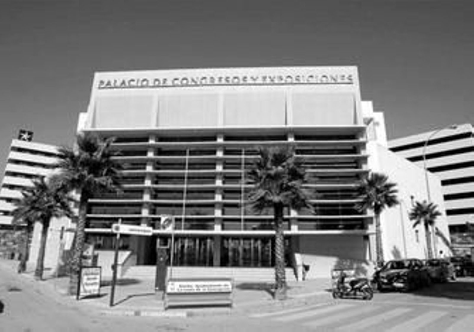 Instantánea de la fachada principal del Palacio de Congresos, con el hotel Iberostar al fondo. Instantánea de la fachada principal del Palacio de Congresos, con el hotel Iberostar al fondo.