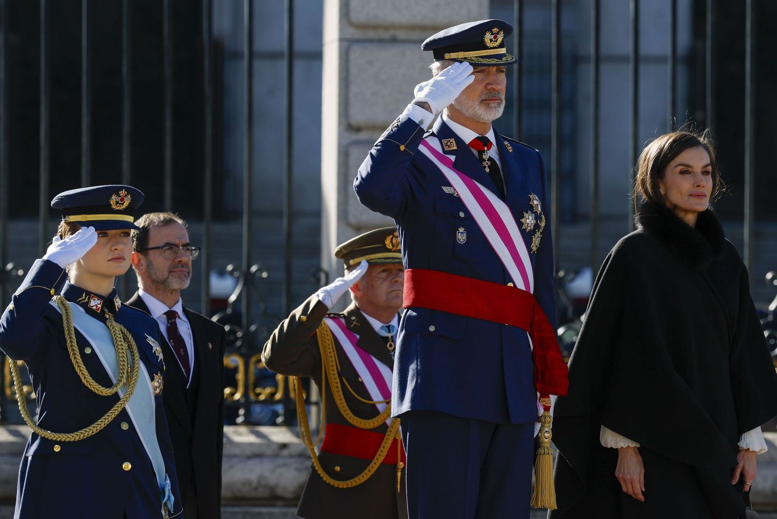 De izquierda a derecha, la princesa Leonor, el rey Felipe VI, ambos de uniforme, y la reina Letizia.