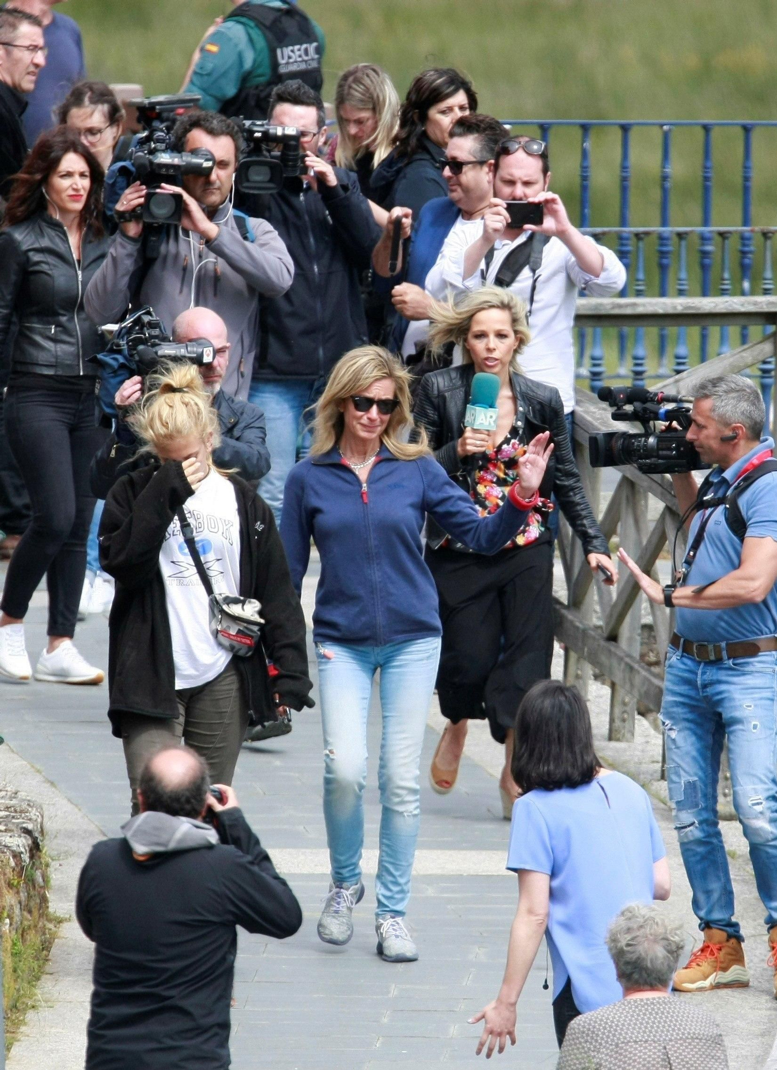 Diana López-Pinle, y su hija Valeria, seguidas por la prensa en el lugar de la reconstrucción del crimen de Diana Quer.