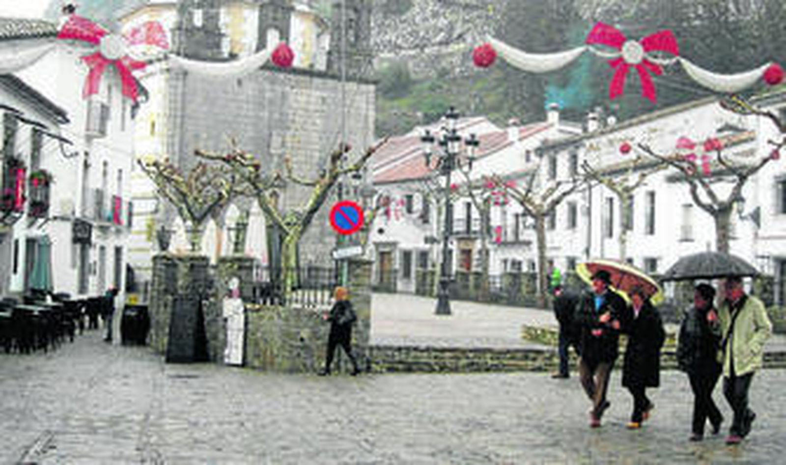 Turistas paseando por Grazalema, la mañana del pasado 1 de enero.