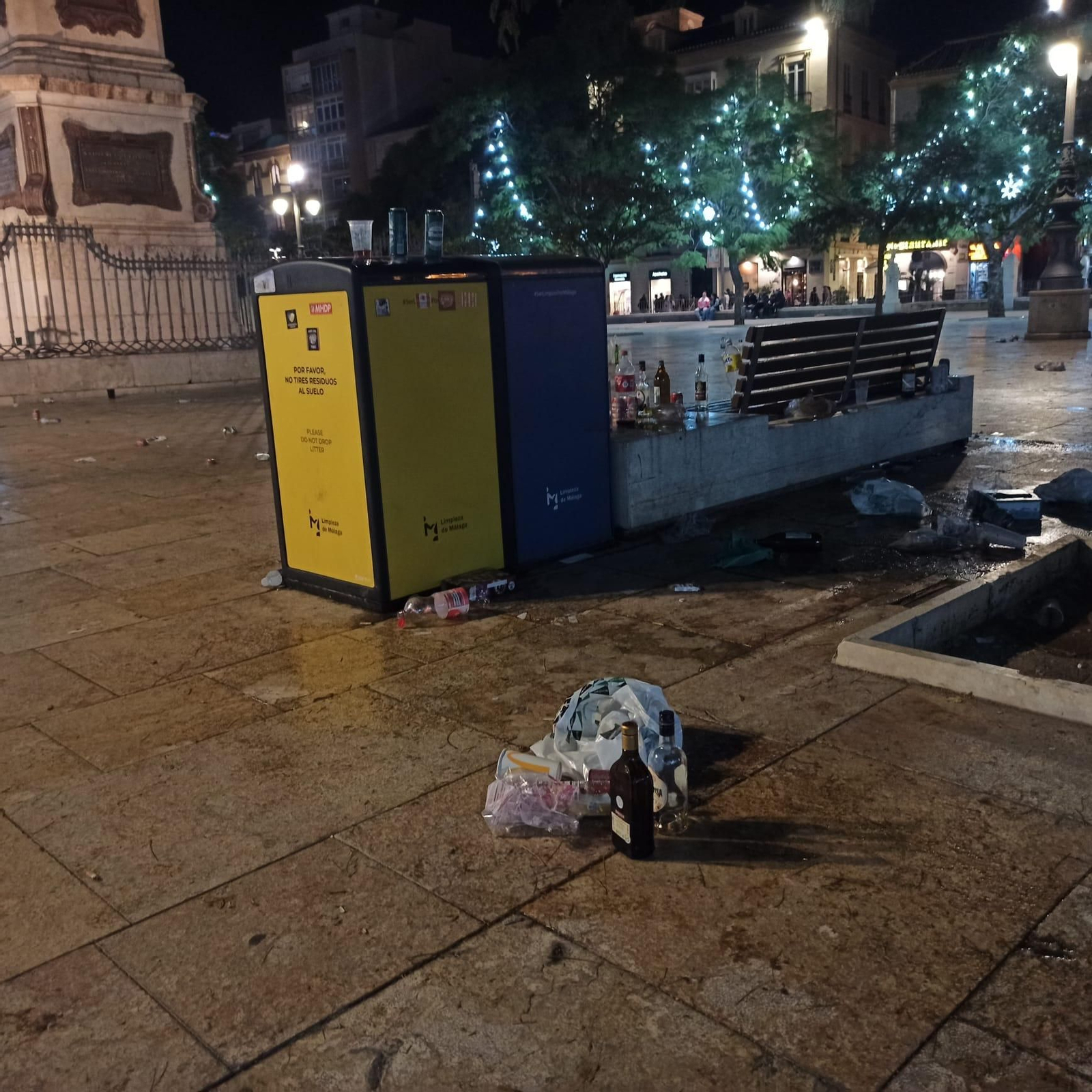 La plaza de la Merced de Málaga, con Picasso, llena de basura tras el paso de los ultras del Atlético