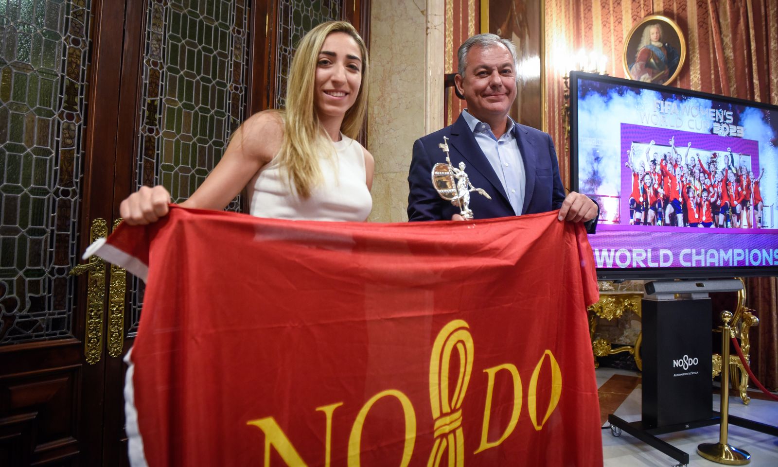 El alcalde recibe a Olga Carmona