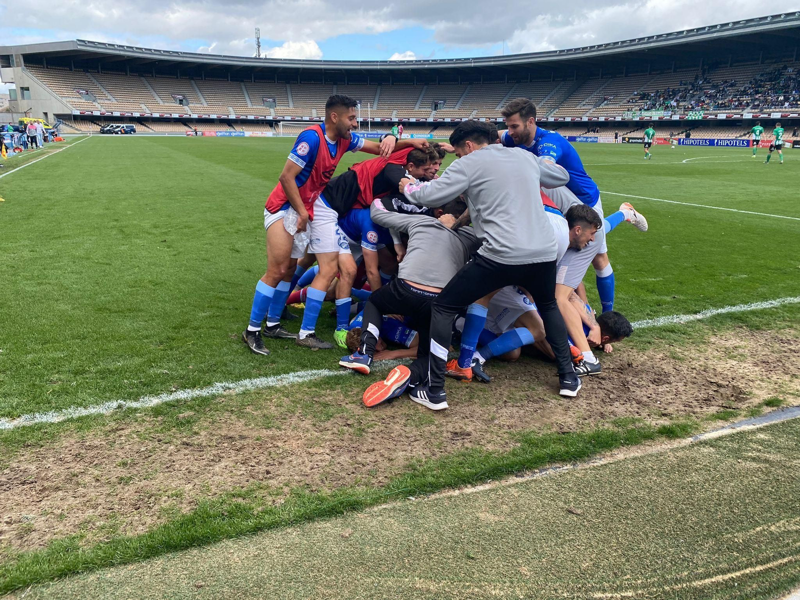 Los jugadores del Xerez DFC hacen piña para celebrar el 3-2 de Adri Crespo. Los jugadores del Xerez DFC hacen piña para celebrar el 3-2 de Adri Crespo.