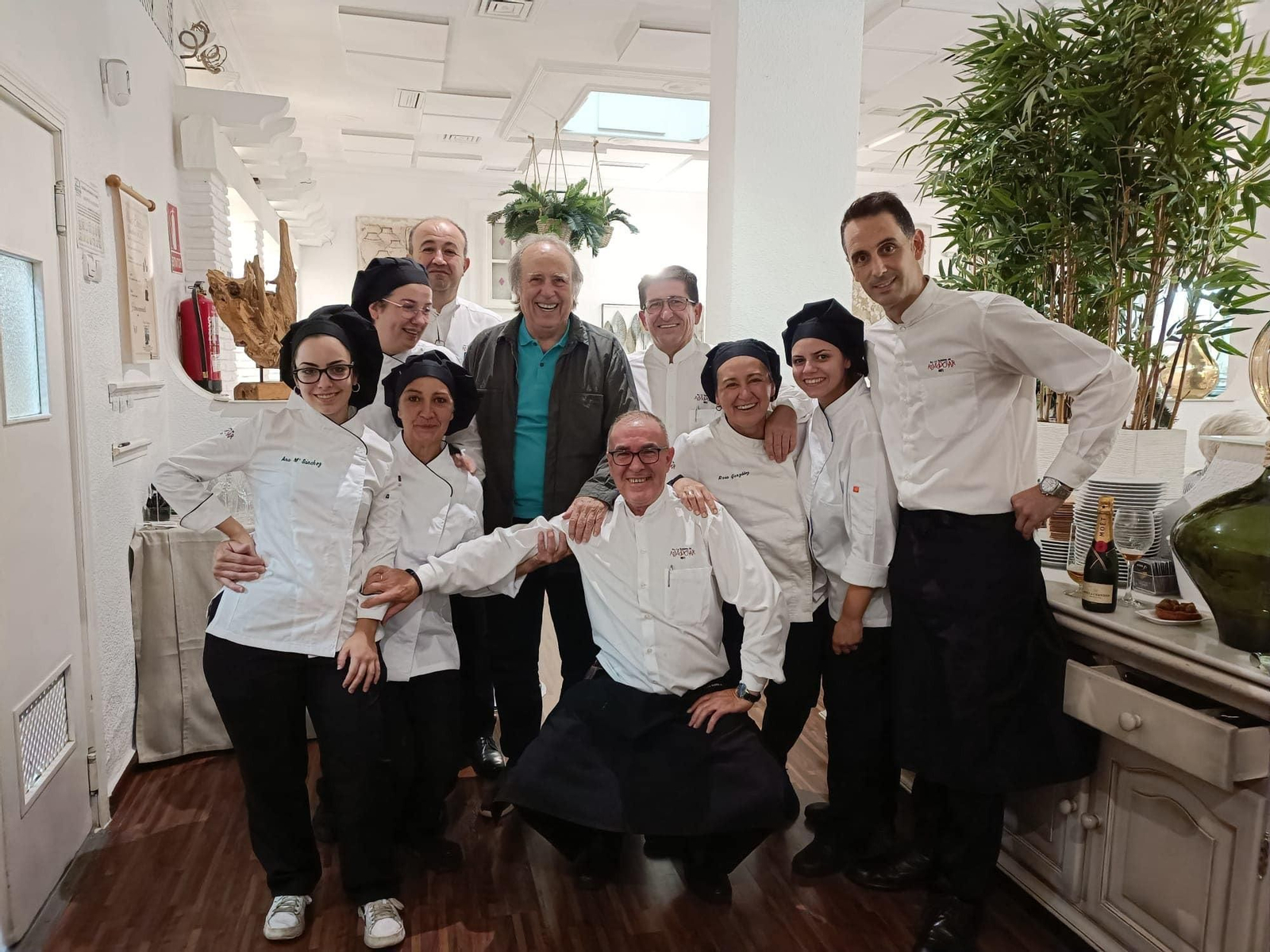 Joan Manuel Serrat dio buena cuenta delas especialidades de un sitio tan mítico como La Taberna de Almodóvar