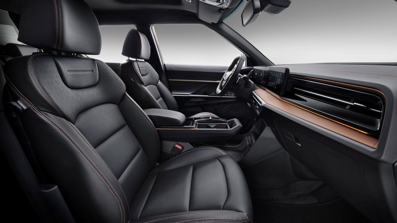 Salvo porque las banquetas no son largas, estos asientos ofrecen un buen acomodo y muchas regulaciones, eléctricas en uno de los acabados.