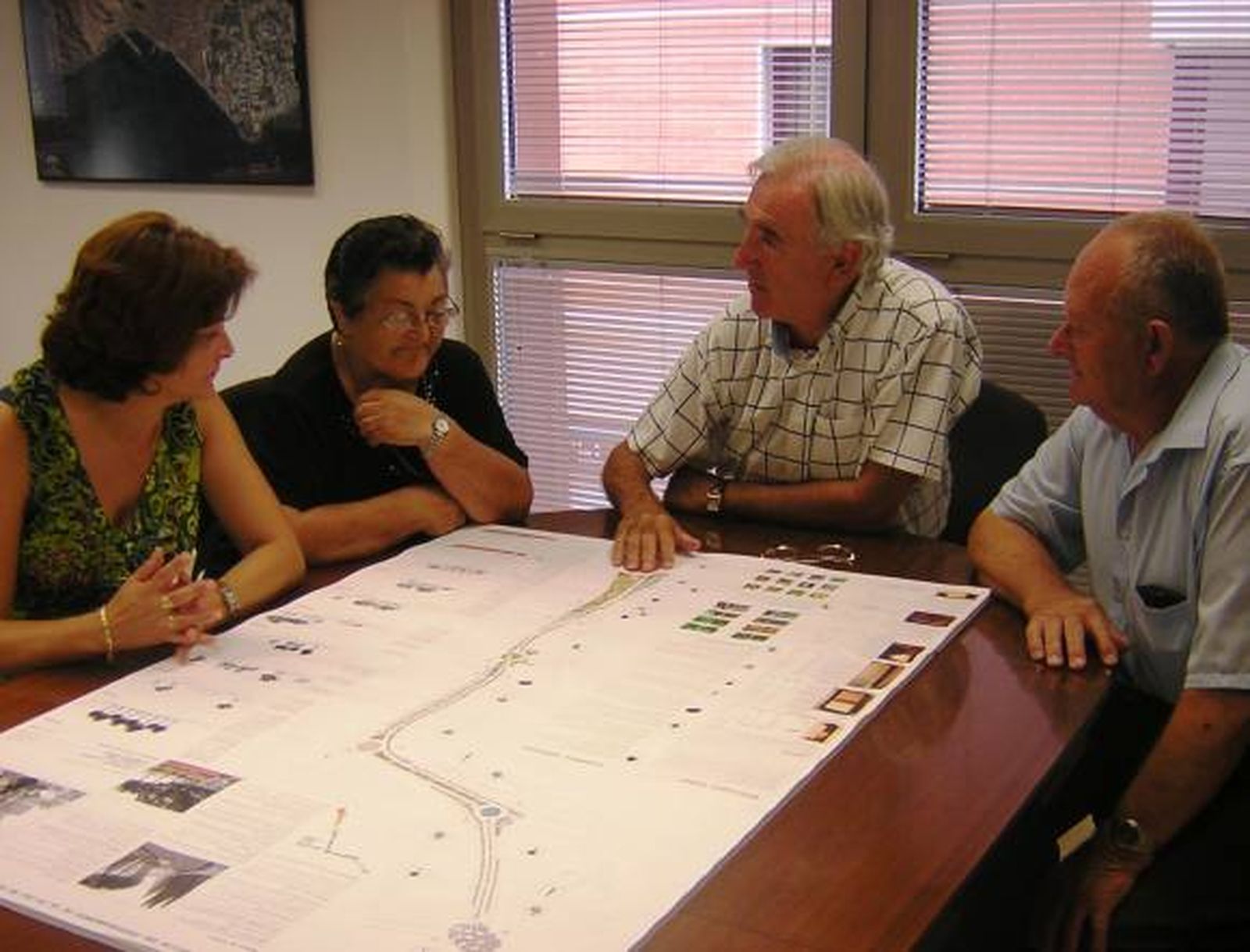 Megino enseña el proyecto de urbanización de la N-340 a los vecinos de Torrecárdenas