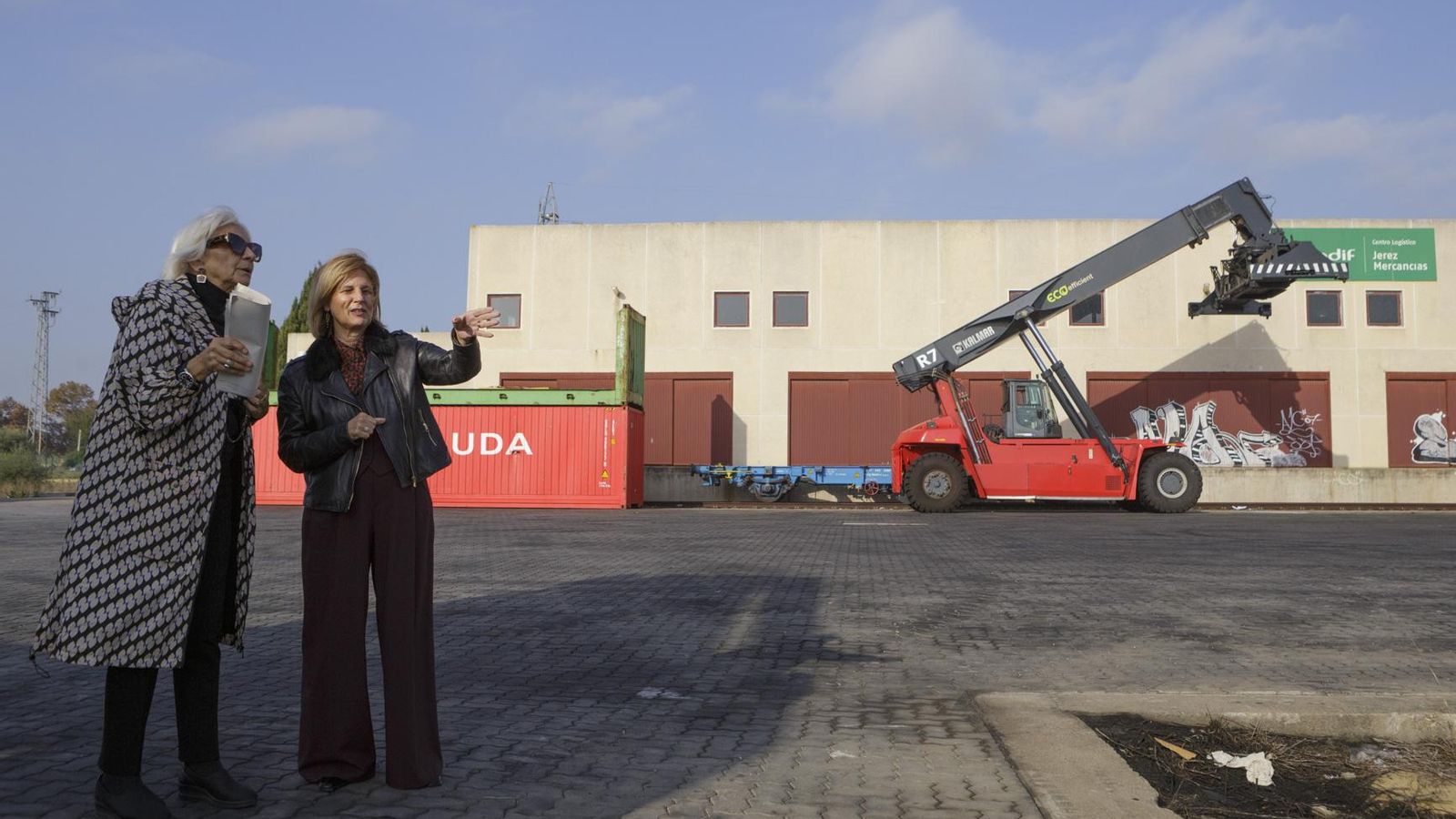 La presidenta de la APBC y la alcaldesa de Jerez, en la terminal ferroviaria jerezana este martes. La presidenta de la APBC y la alcaldesa de Jerez, en la terminal ferroviaria jerezana este martes.